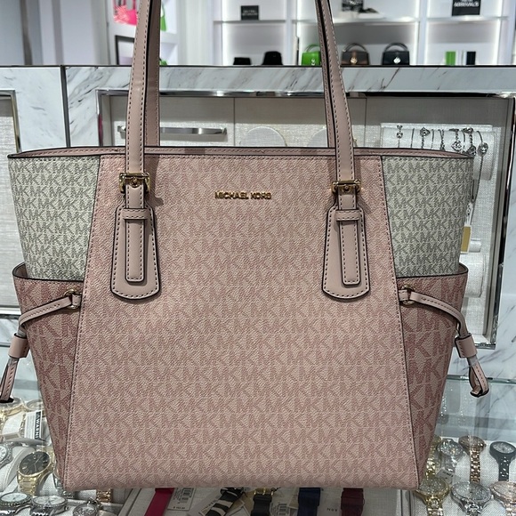 Michael Kors Voyager Large Color-Block Signature Logo Tote Bag
Powder Blush Mult - Picture 2 of 16